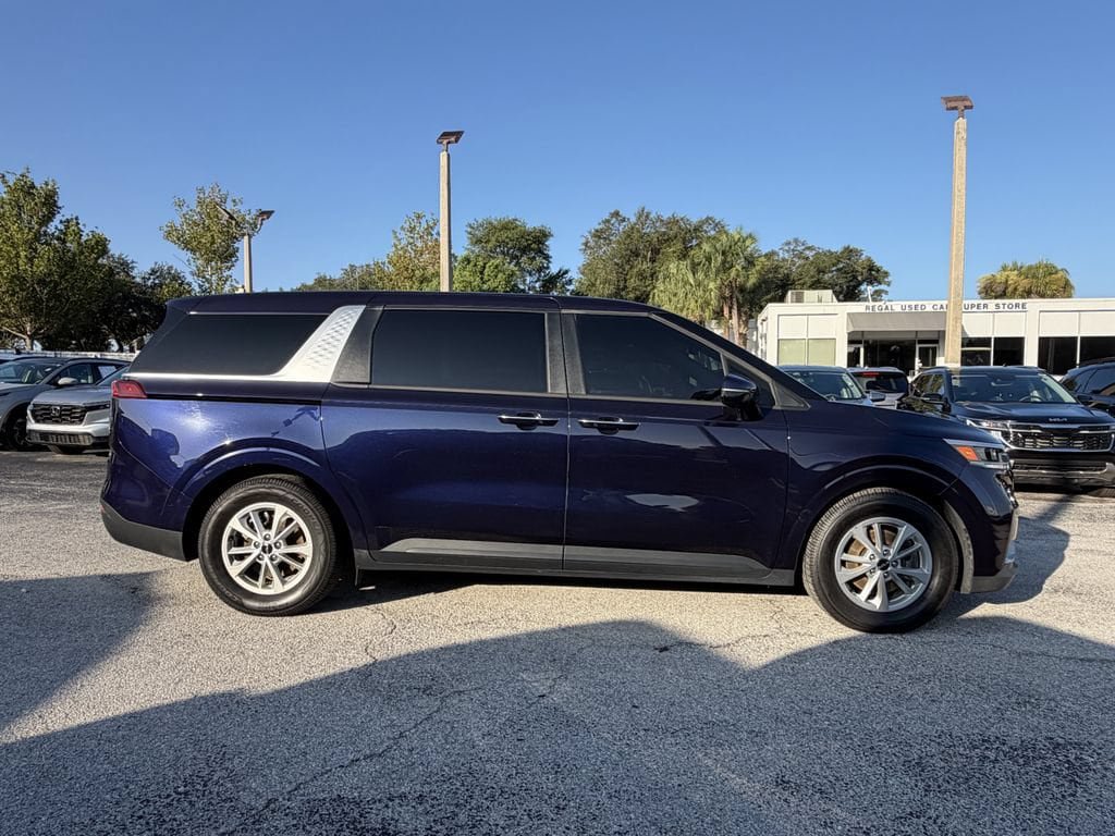 Certified 2024 Kia Carnival LX FWD image 4