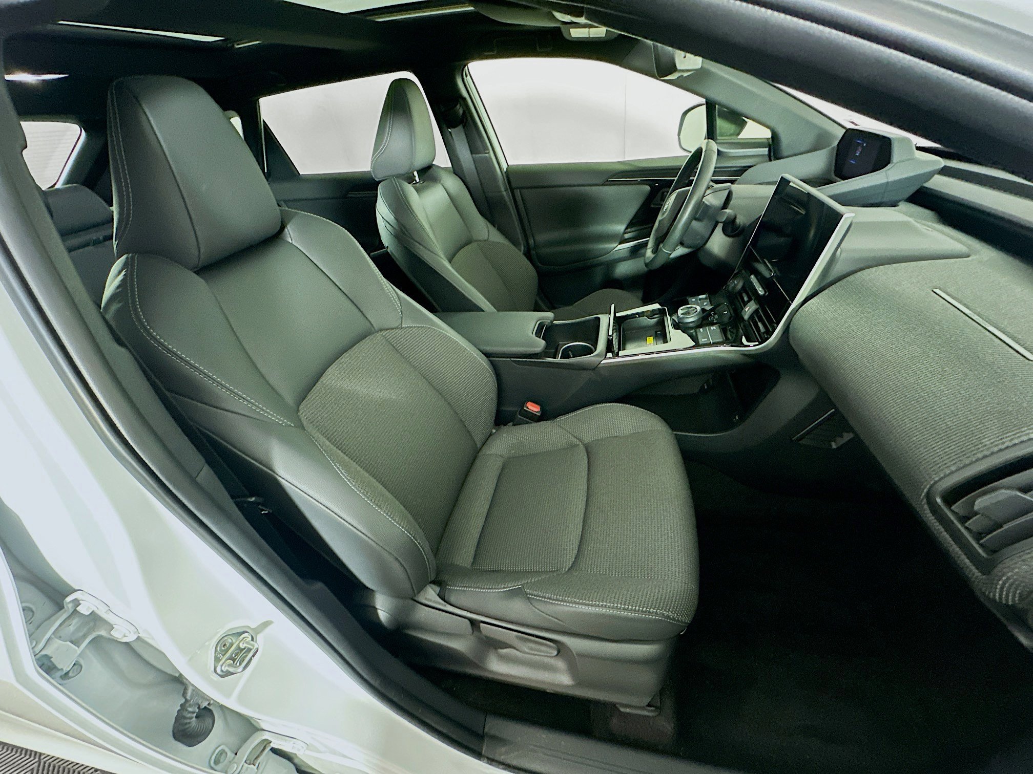 Used 2023 Toyota bZ4X XLE w/ Weather Package FWD image 32