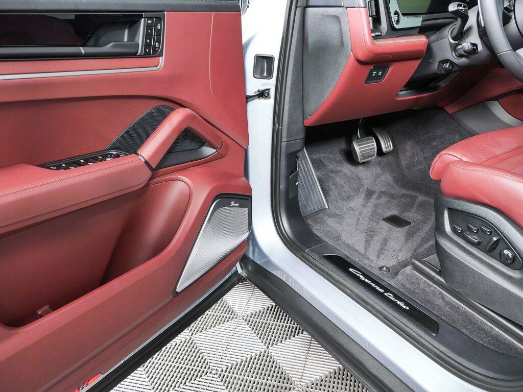 Certified 2024 Porsche Cayenne Turbo AWD/4WD image 8