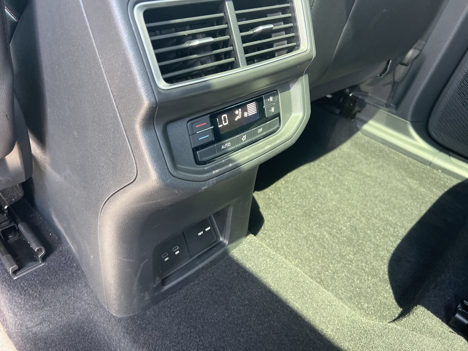 Certified 2024 Volkswagen Atlas Peak Edition SE AWD/4WD image 33