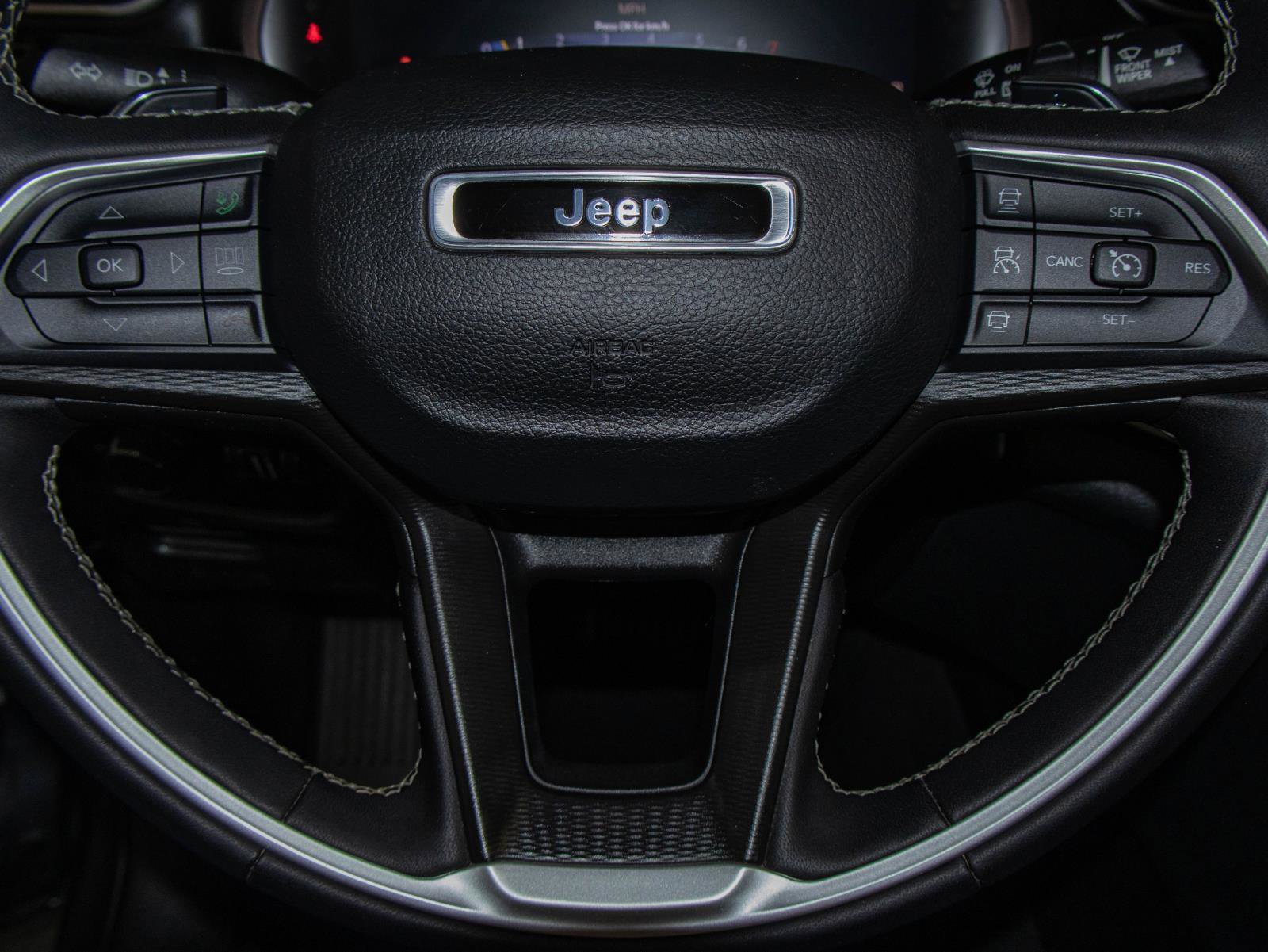 Used 2023 Jeep Grand Cherokee Altitude AWD/4WD image 11