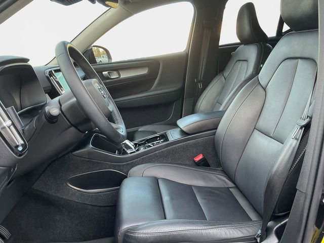 Used 2024 Volvo XC40 B5 Plus image 9