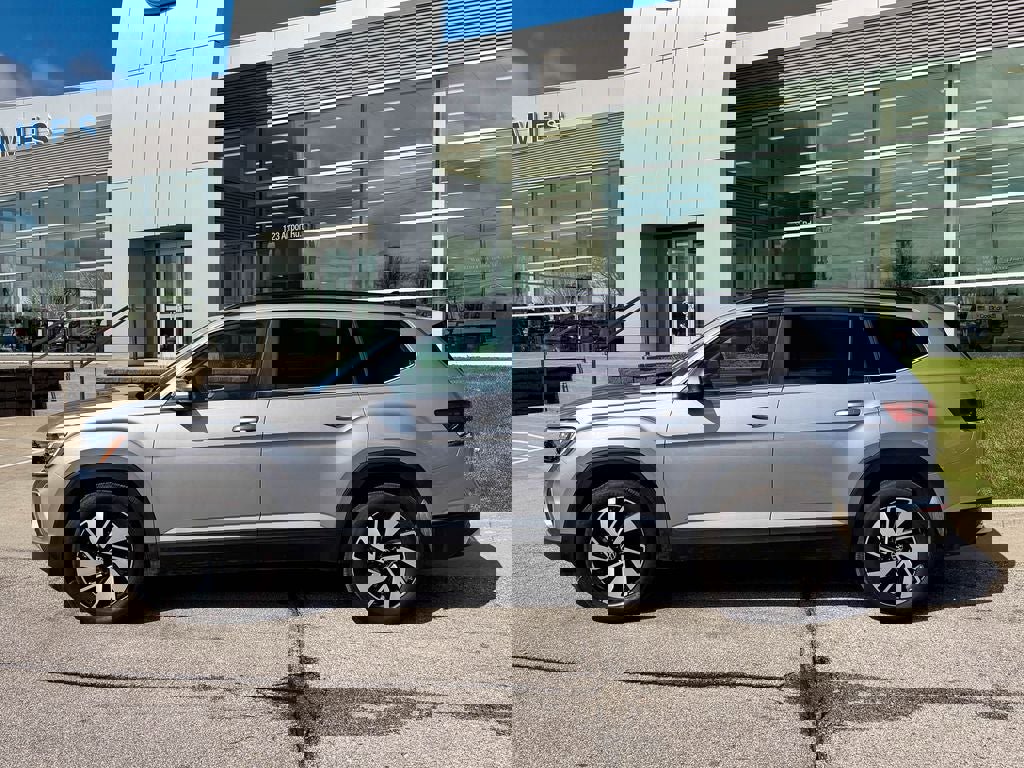 Used 2025 Volkswagen Atlas SE image 3