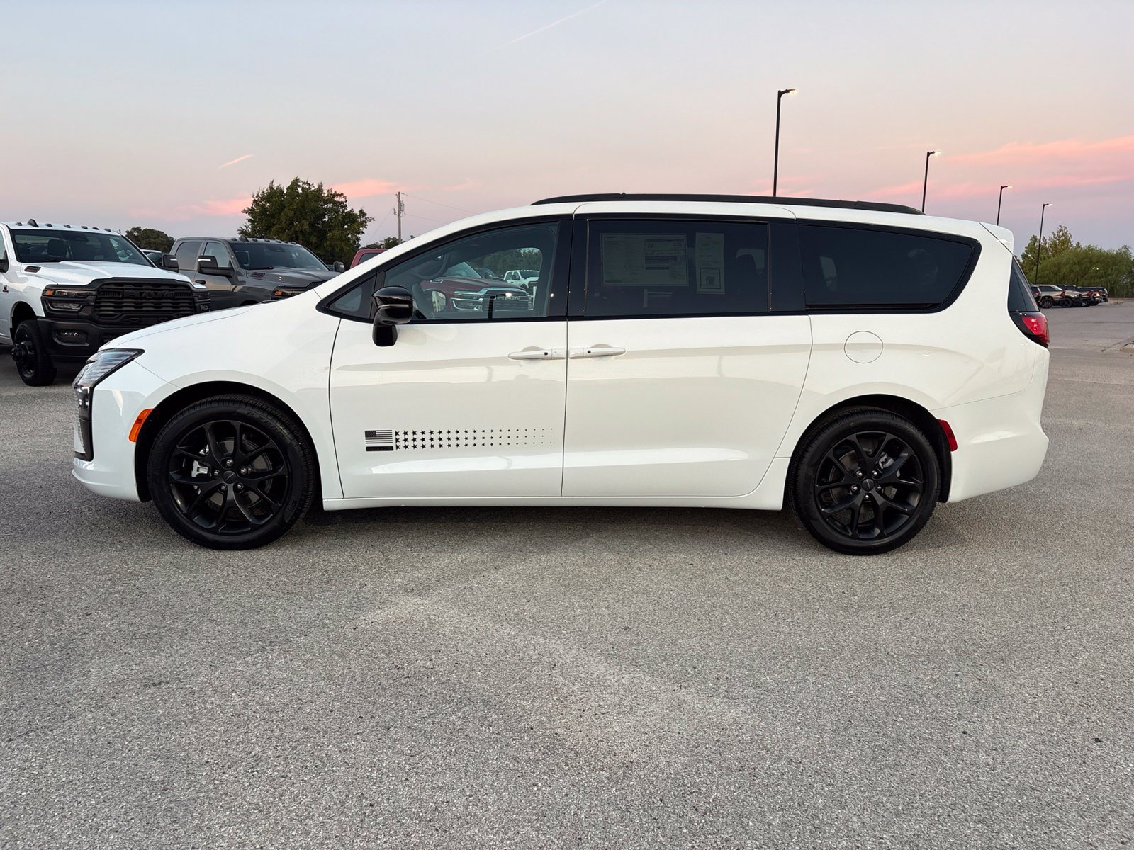 New 2027 Chrysler Pacifica Select FWD image 2