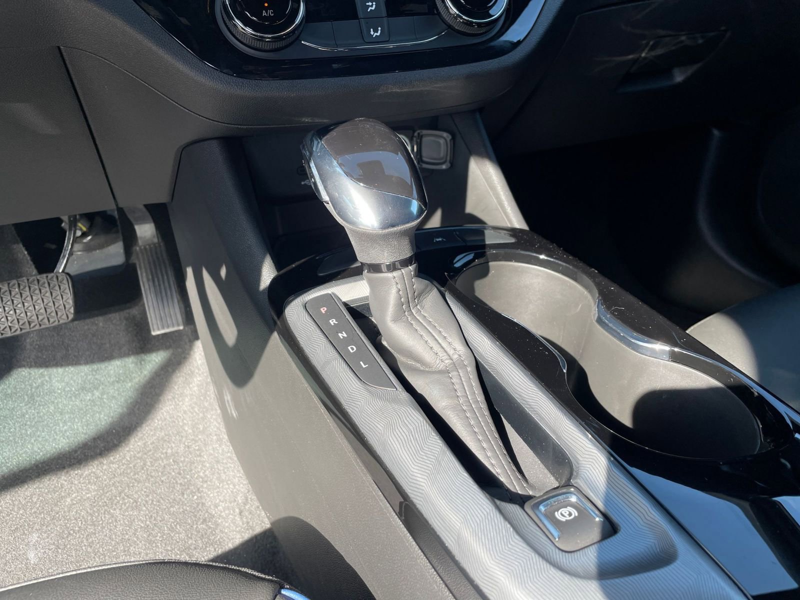 Used 2025 Buick Envista Sport Touring image 40