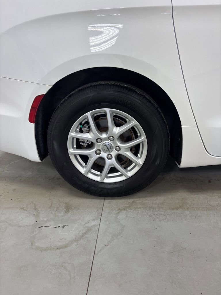 Used 2023 Chrysler Pacifica Touring-L FWD image 36