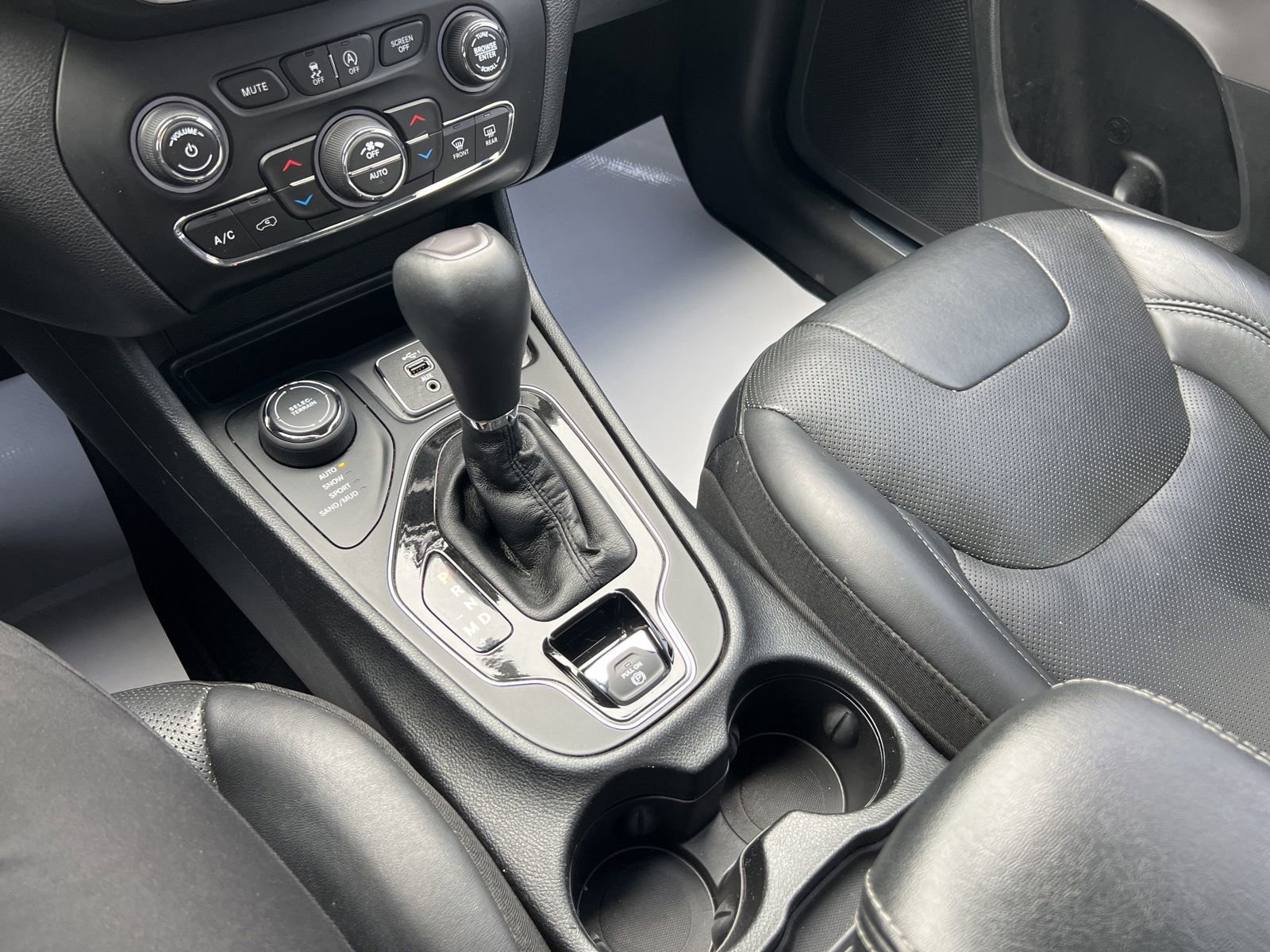 Used 2019 Jeep Cherokee Limited AWD/4WD image 40