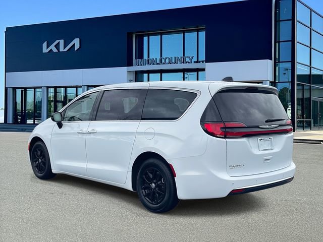 Used 2024 Chrysler Pacifica Touring-L image 10