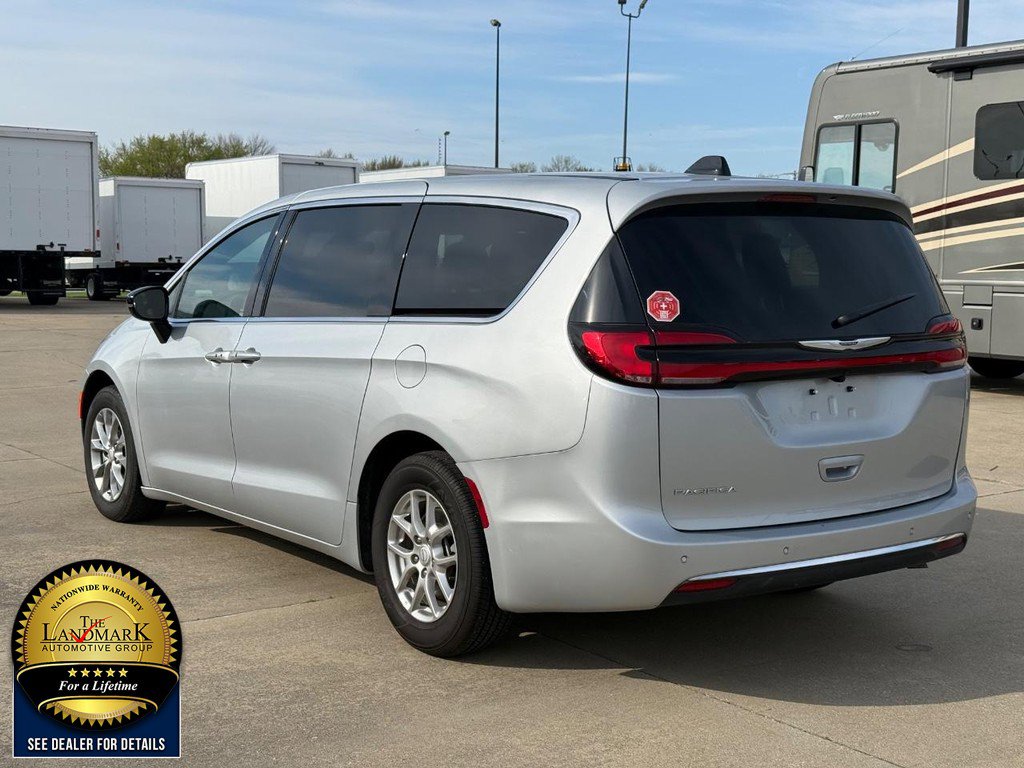 Used 2026 Chrysler Pacifica Select image 6