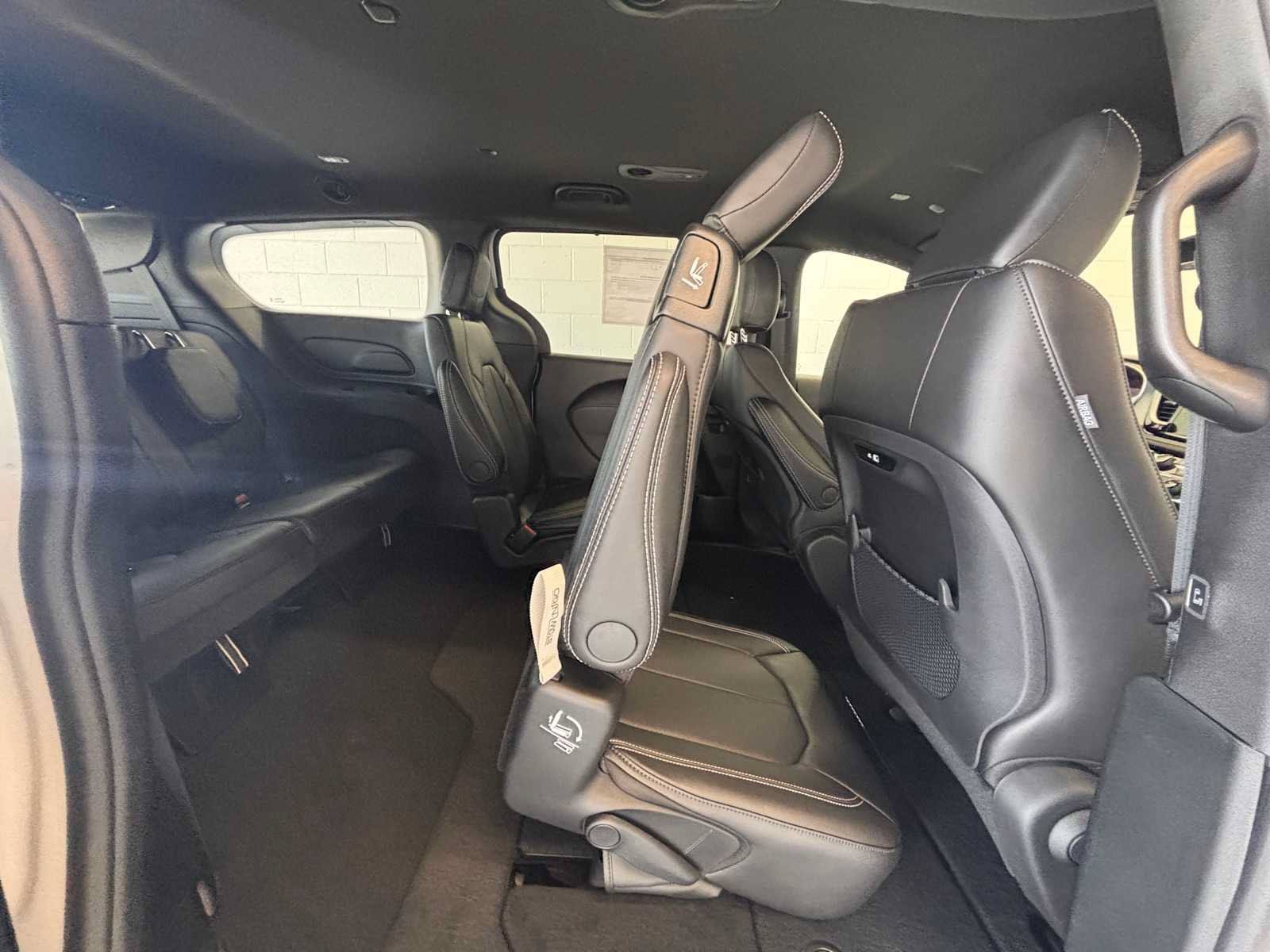 New 2027 Chrysler Pacifica Select FWD image 11