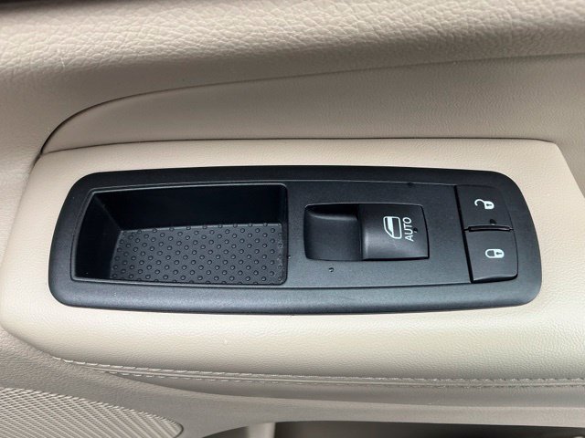 Used 2017 Jeep Grand Cherokee Laredo w/ Quick Order Package 23E AWD/4WD image 25