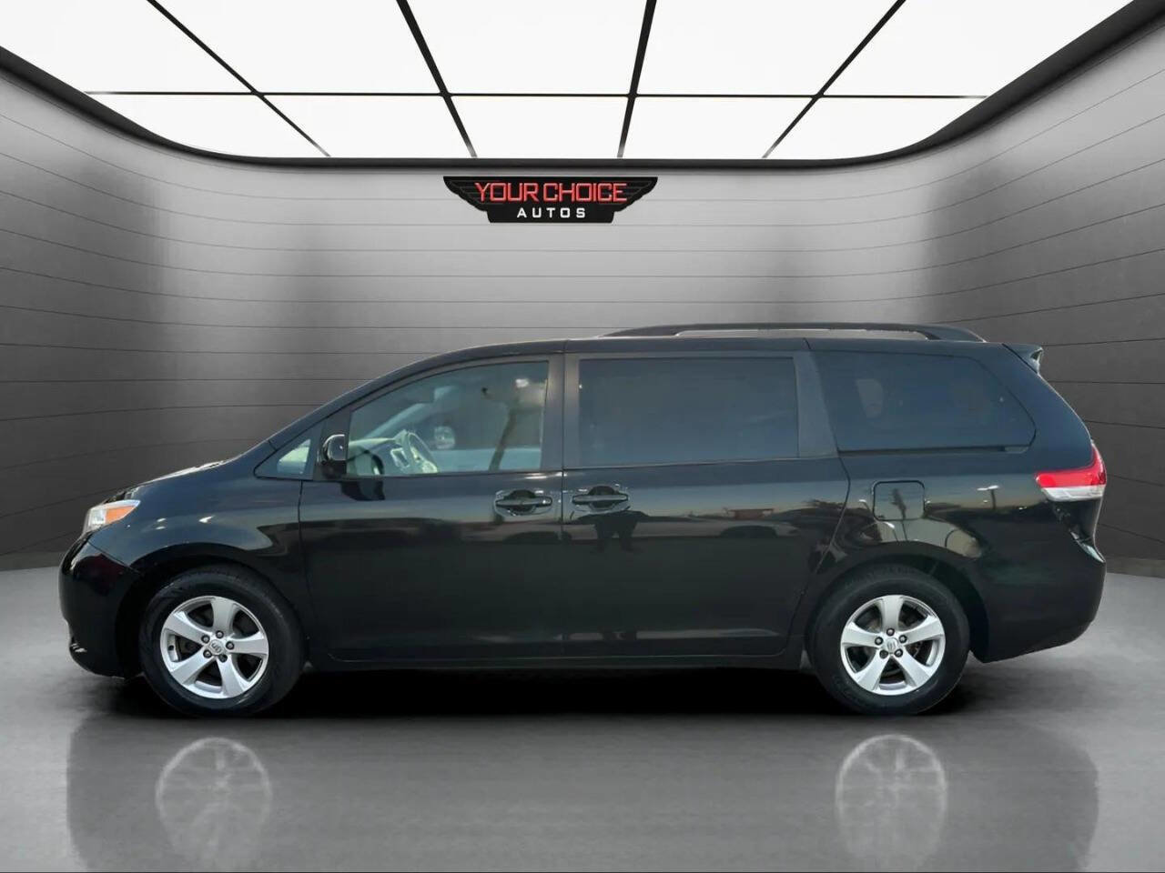 Used 2014 Toyota Sienna LE image 2