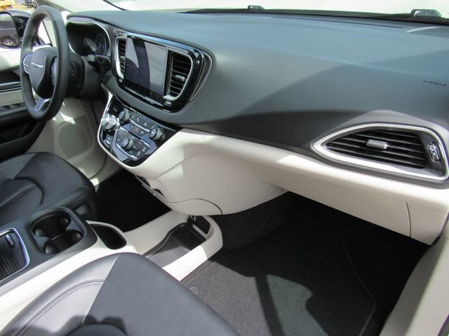 Used 2024 Chrysler Pacifica Touring-L image 11