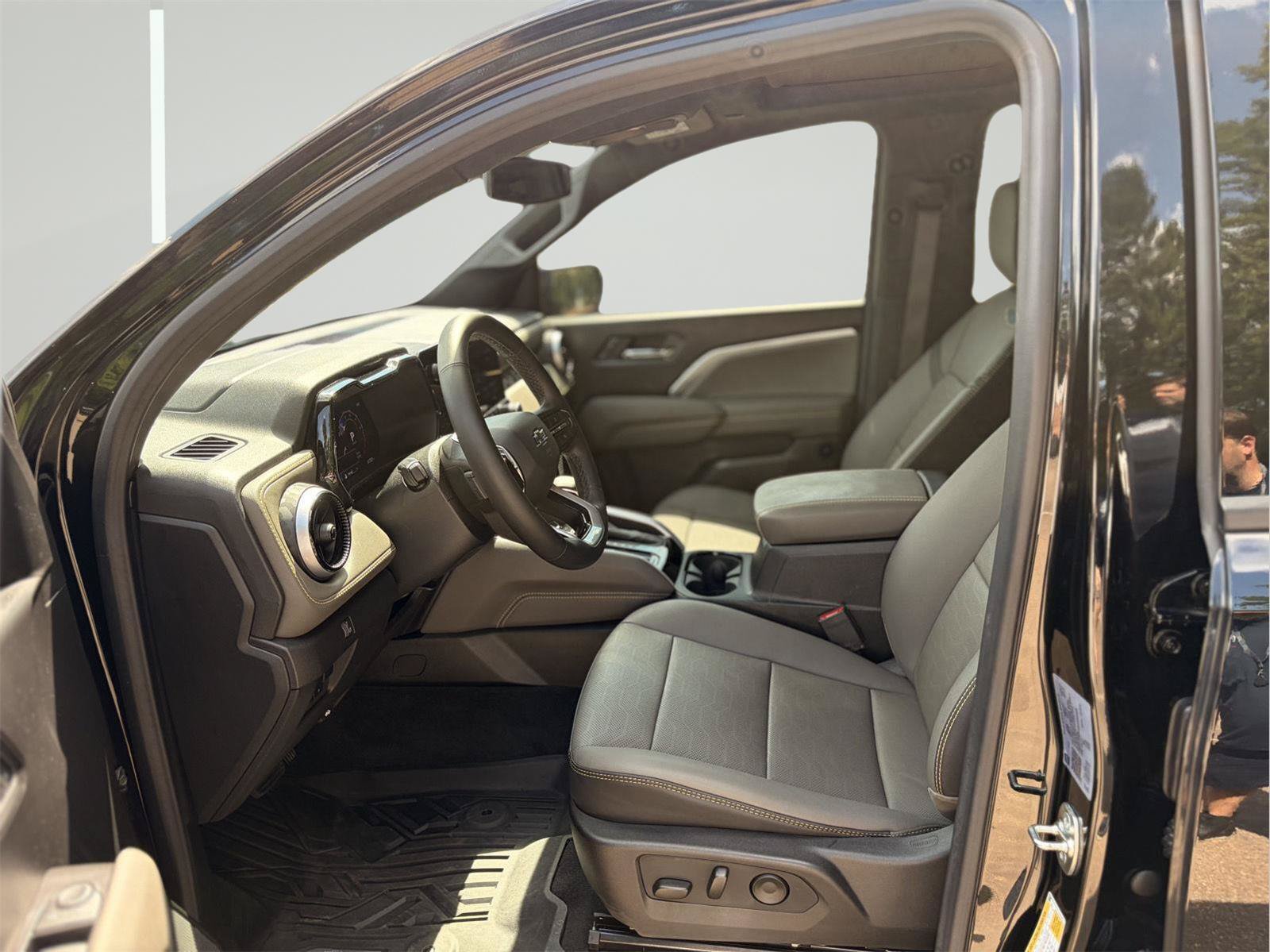 Used 2025 Chevrolet Colorado ZR2 w/ Midnight Edition AWD/4WD image 19