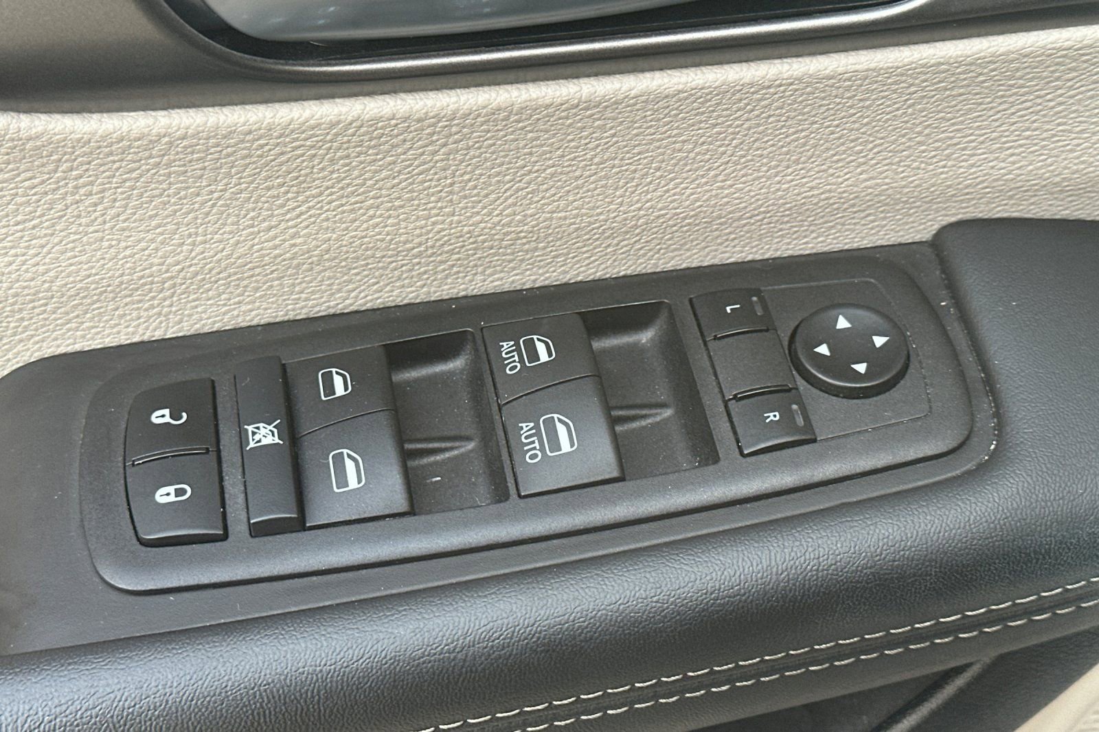 Used 2024 Chrysler Pacifica Select image 11