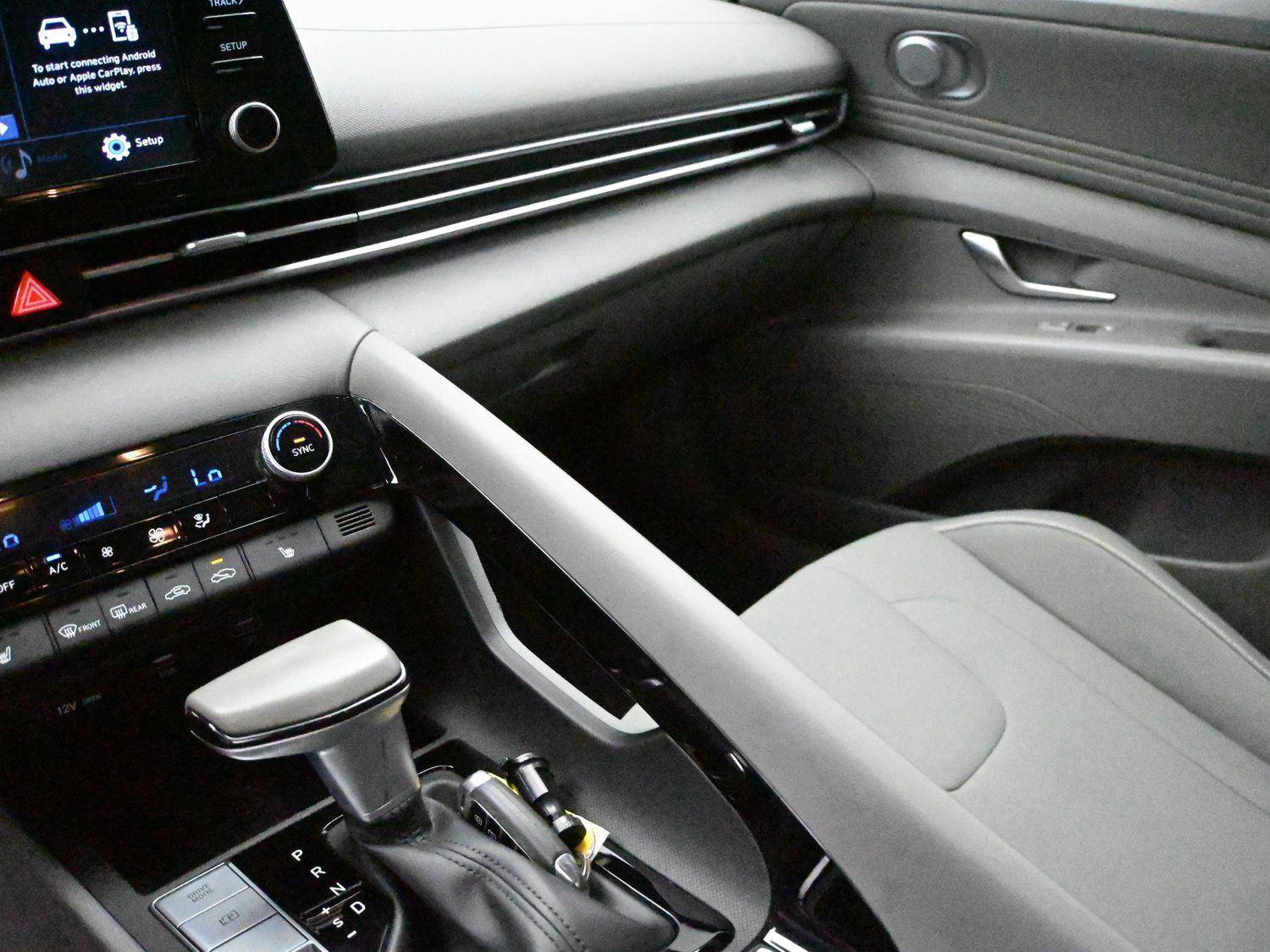 Used 2022 Hyundai Elantra SEL w/ Convenience Package FWD image 4
