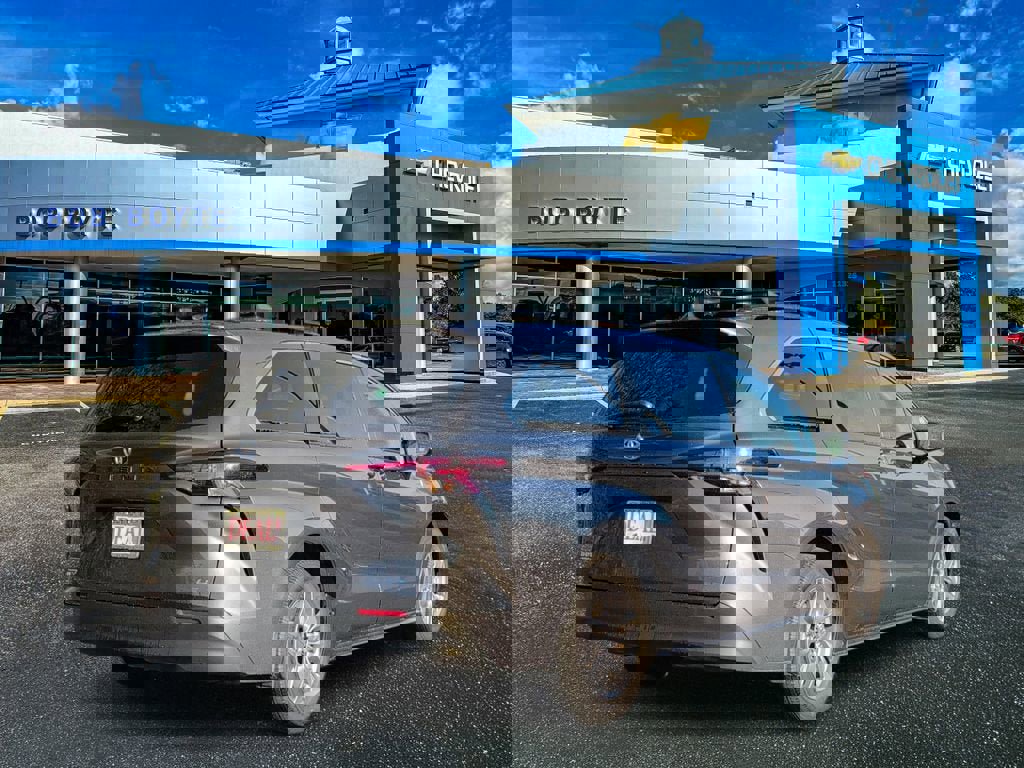 Used 2025 Toyota Sienna LE w/ LE Plus Package image 3