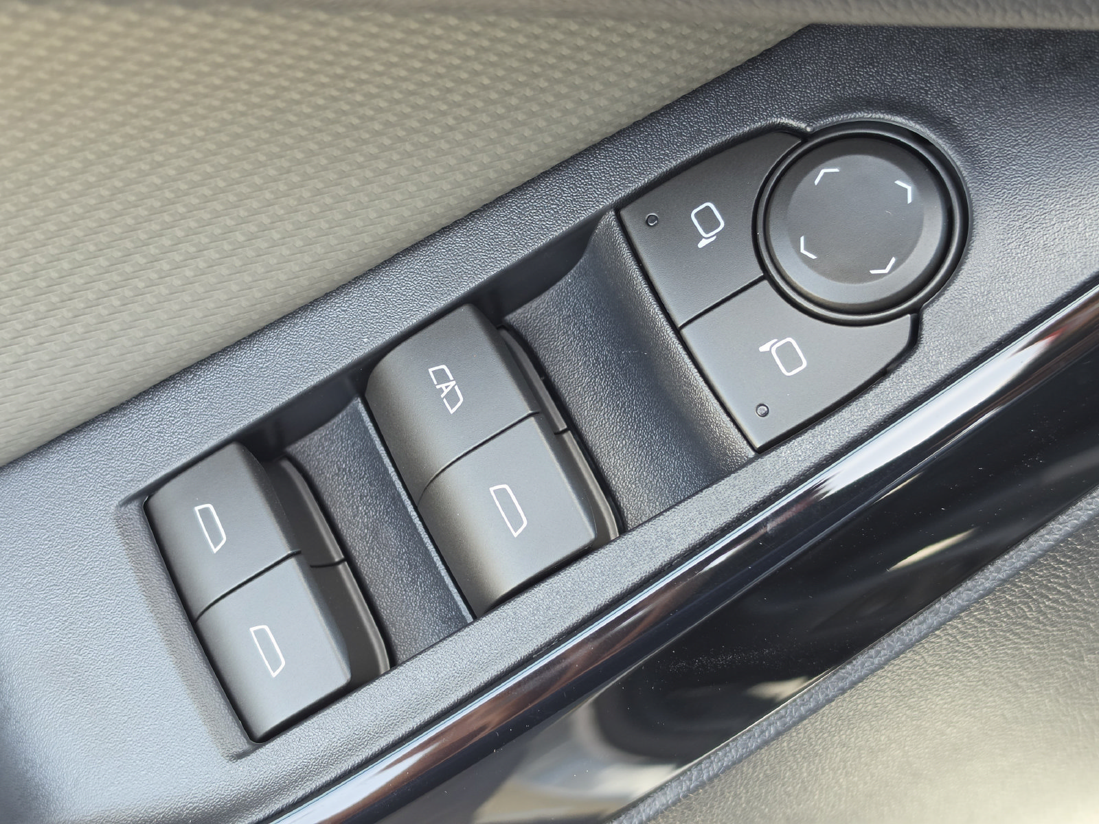 Used 2026 Chevrolet Equinox LT w/ Convenience Package II FWD image 23