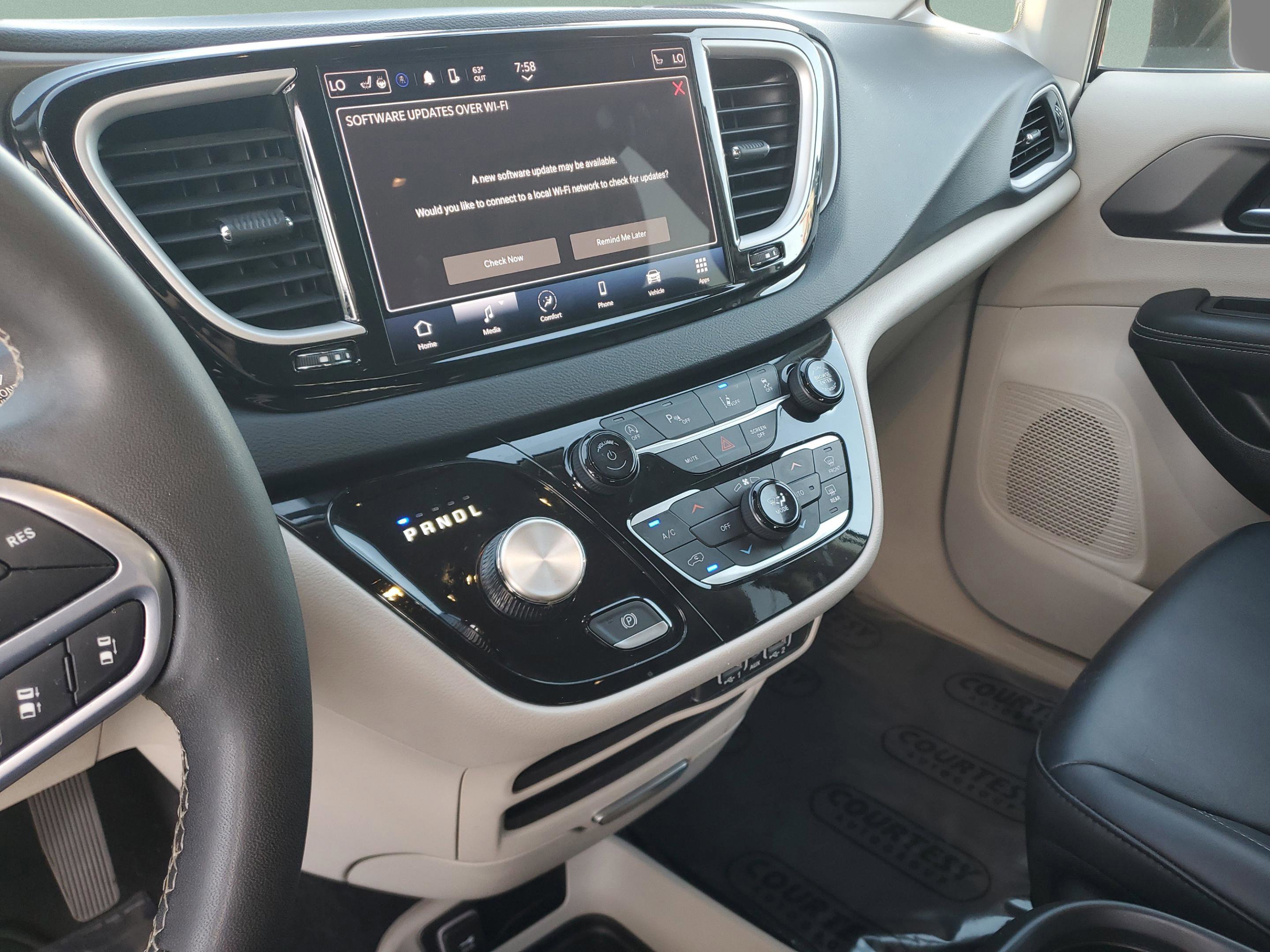 Used 2023 Chrysler Pacifica Touring-L image 11