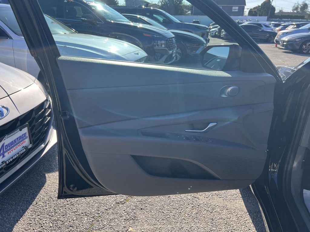 Certified 2023 Hyundai Elantra SEL w/ Preferred Accessory Package image 15