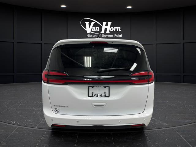 Used 2024 Chrysler Pacifica Touring image 4