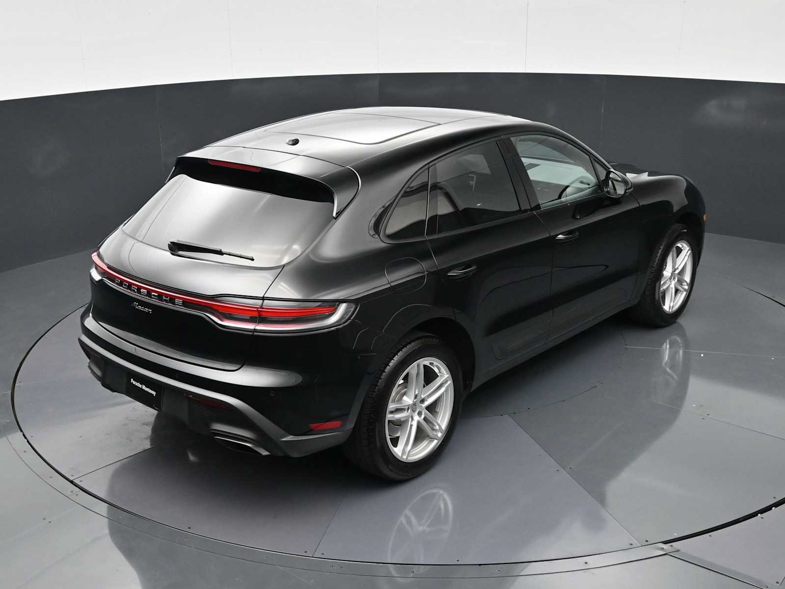 Certified 2024 Porsche Macan AWD/4WD image 31