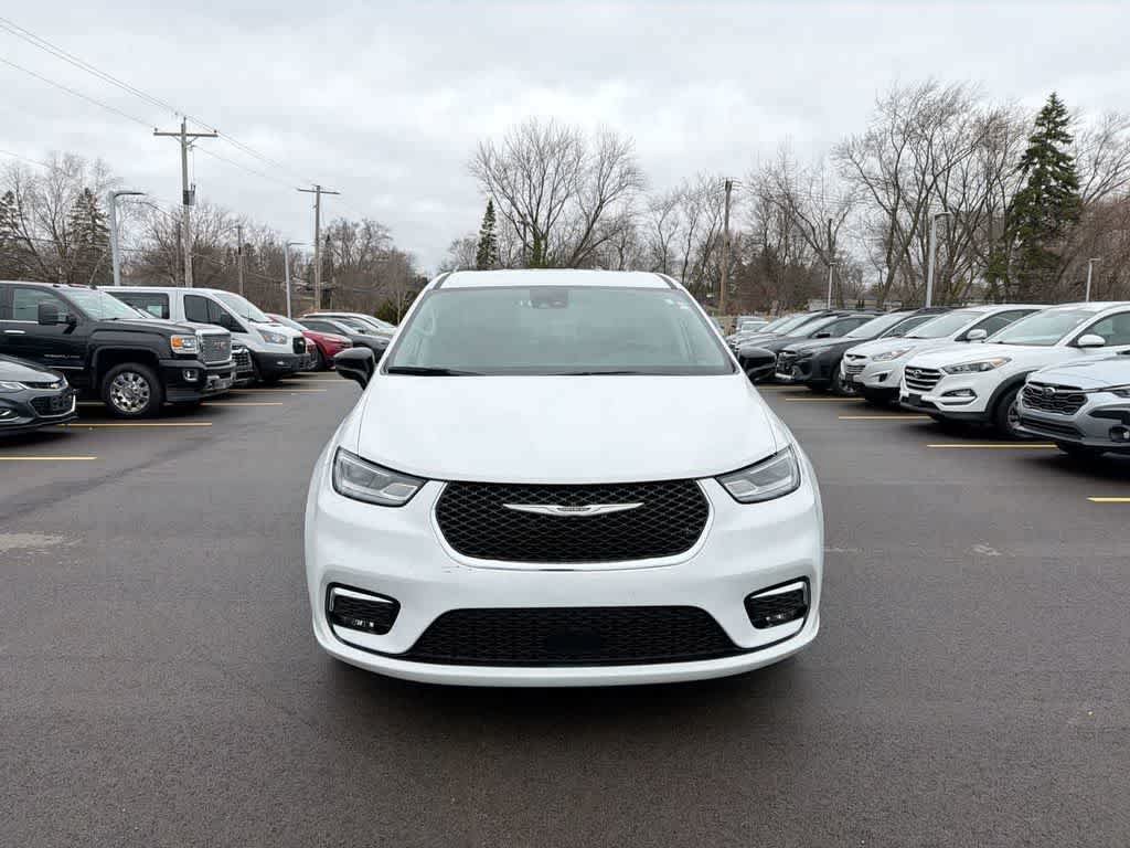Used 2024 Chrysler Pacifica Touring-L FWD image 16