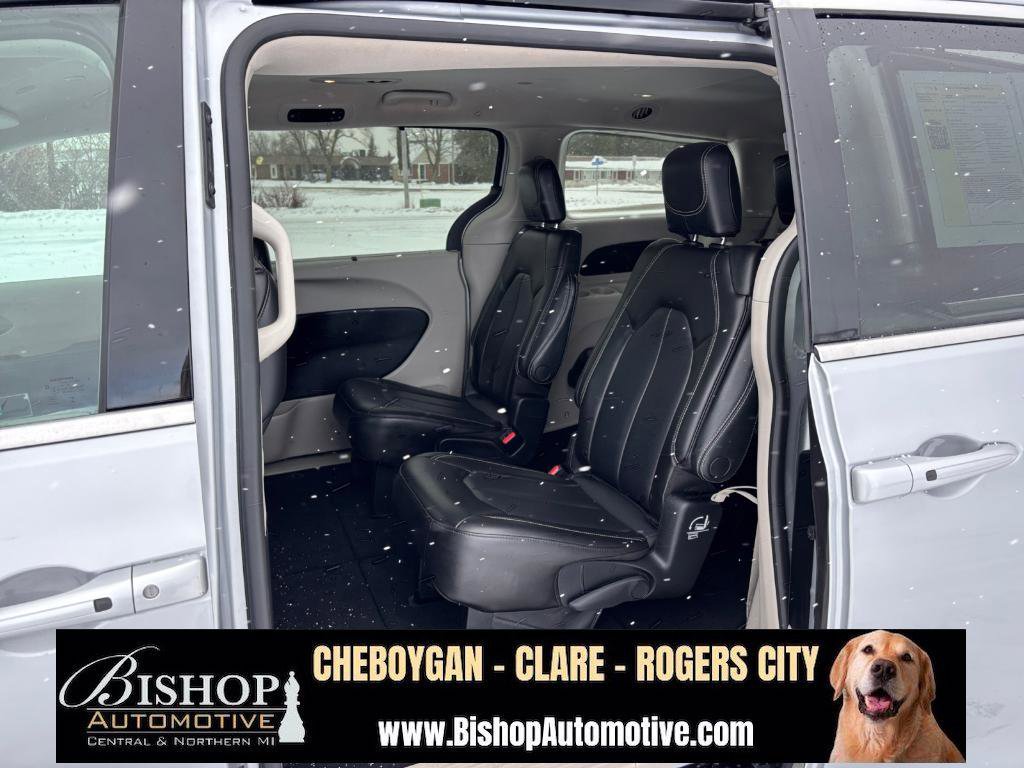 Used 2023 Chrysler Pacifica Touring-L image 40