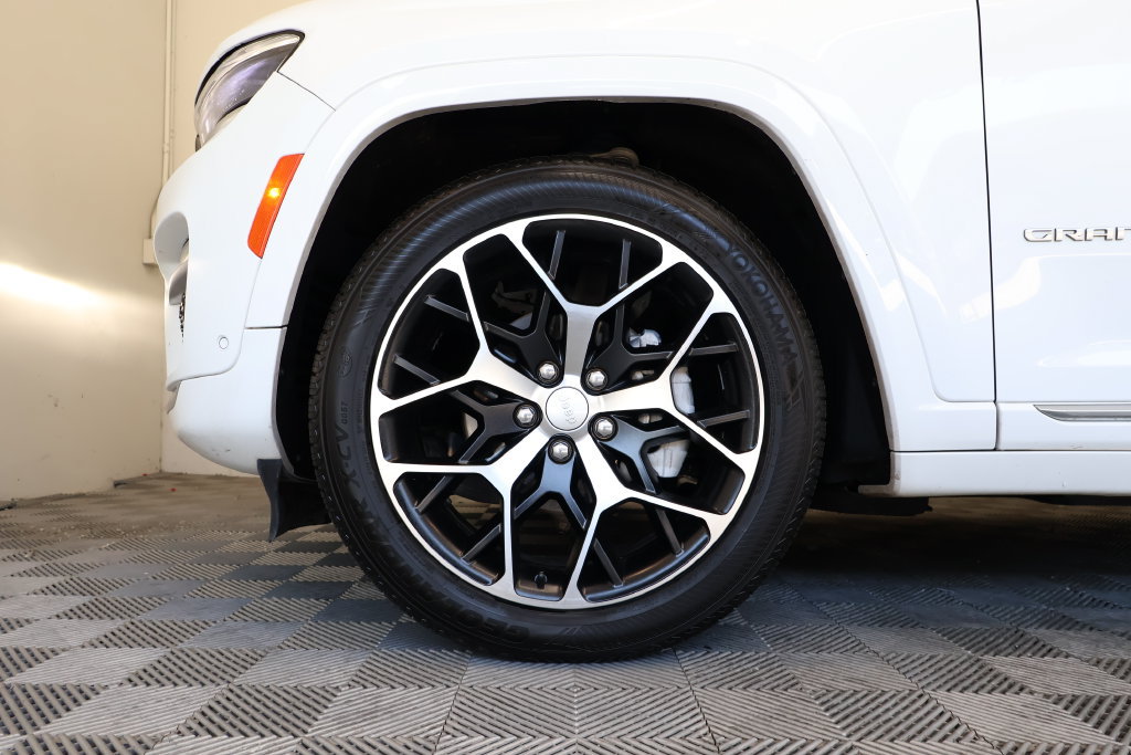 Used 2022 Jeep Grand Cherokee Summit AWD/4WD image 9