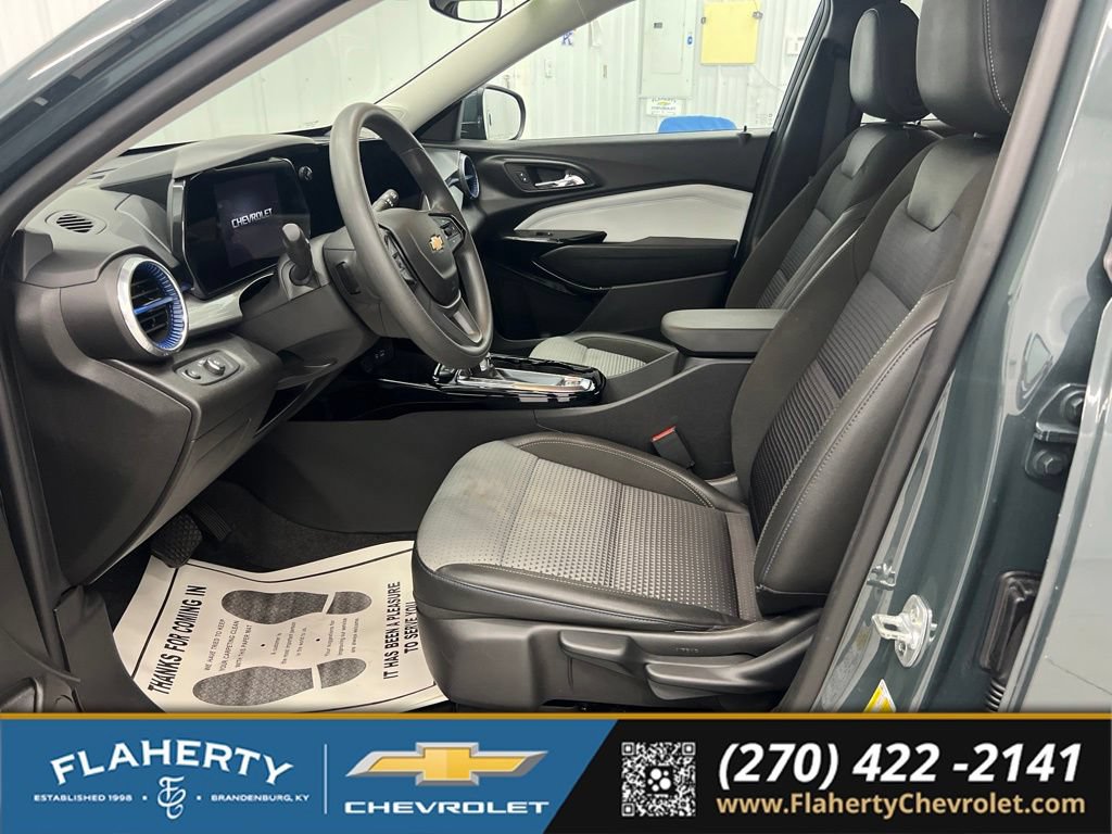 Used 2025 Chevrolet Trax LT FWD image 9