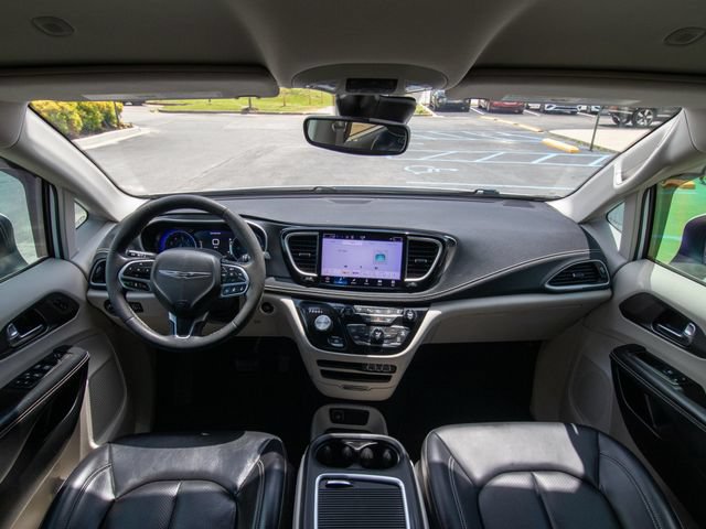 Used 2023 Chrysler Pacifica Touring-L FWD image 23