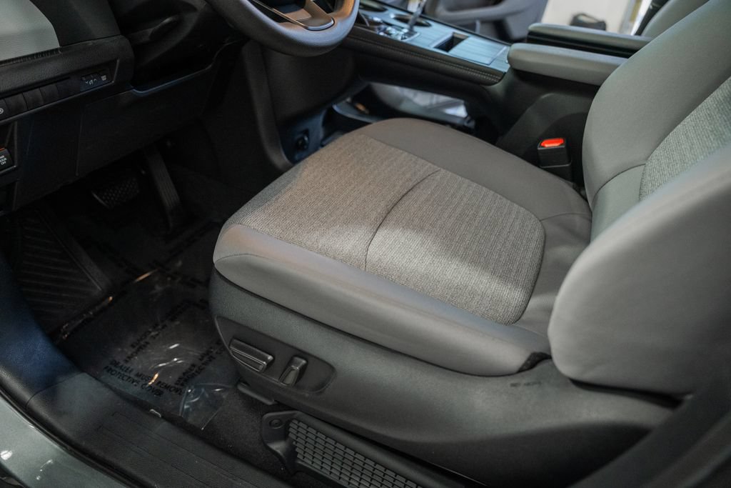 Used 2026 Toyota Sienna LE FWD image 25