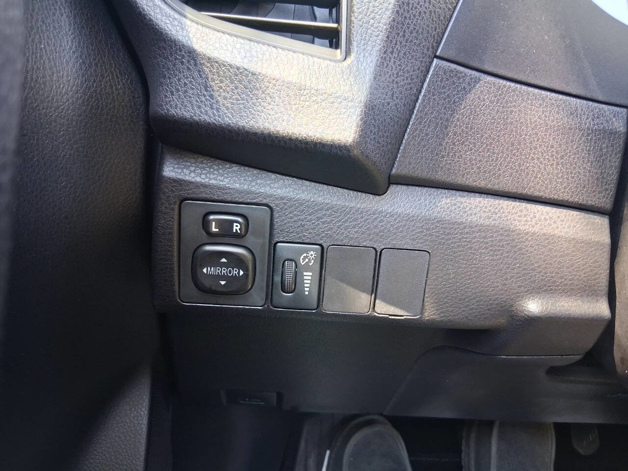 Used 2015 Toyota Corolla L image 29