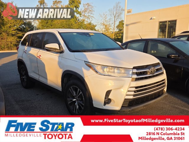 Used 2019 Toyota Highlander LE FWD image 1