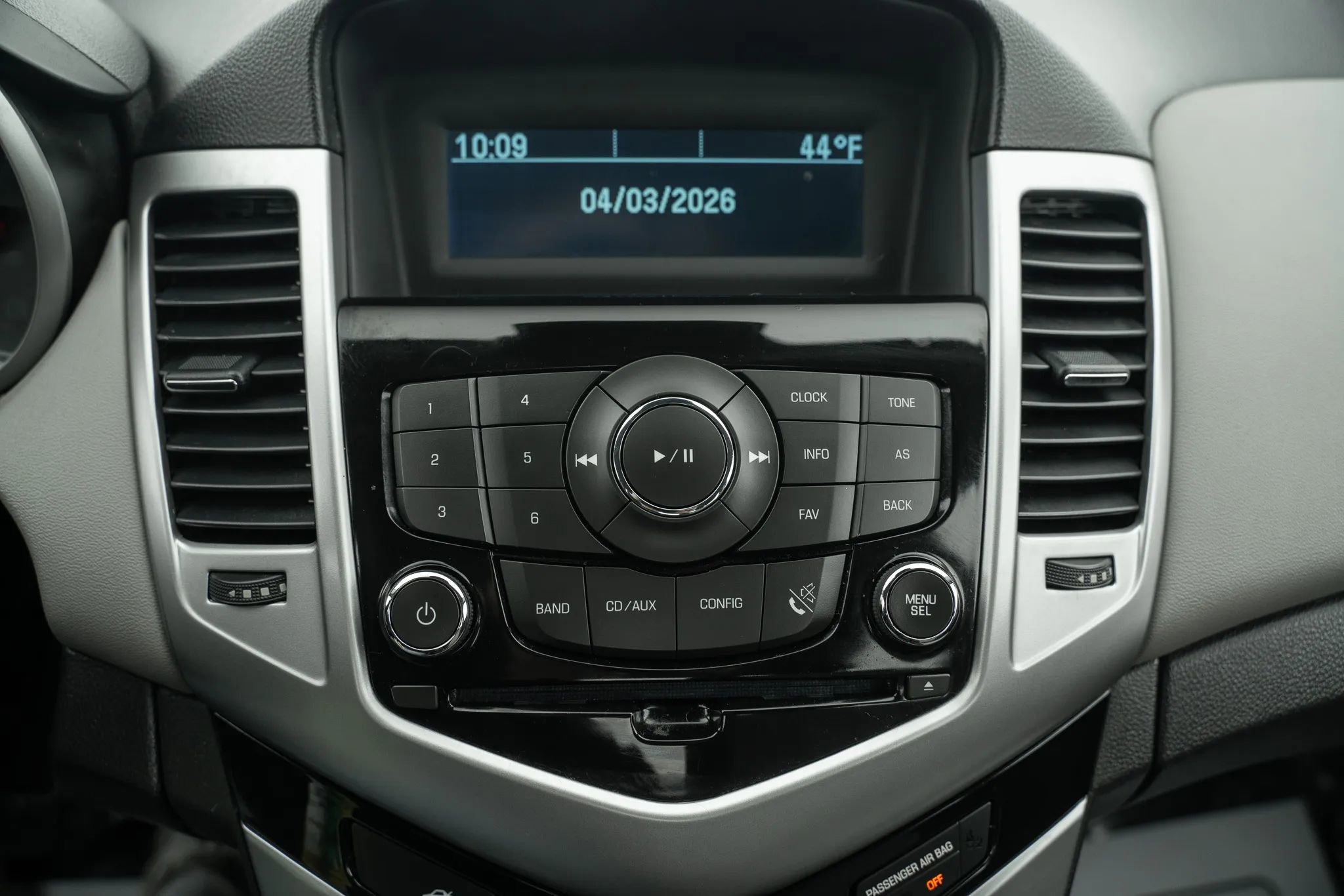 Used 2015 Chevrolet Cruze L image 18