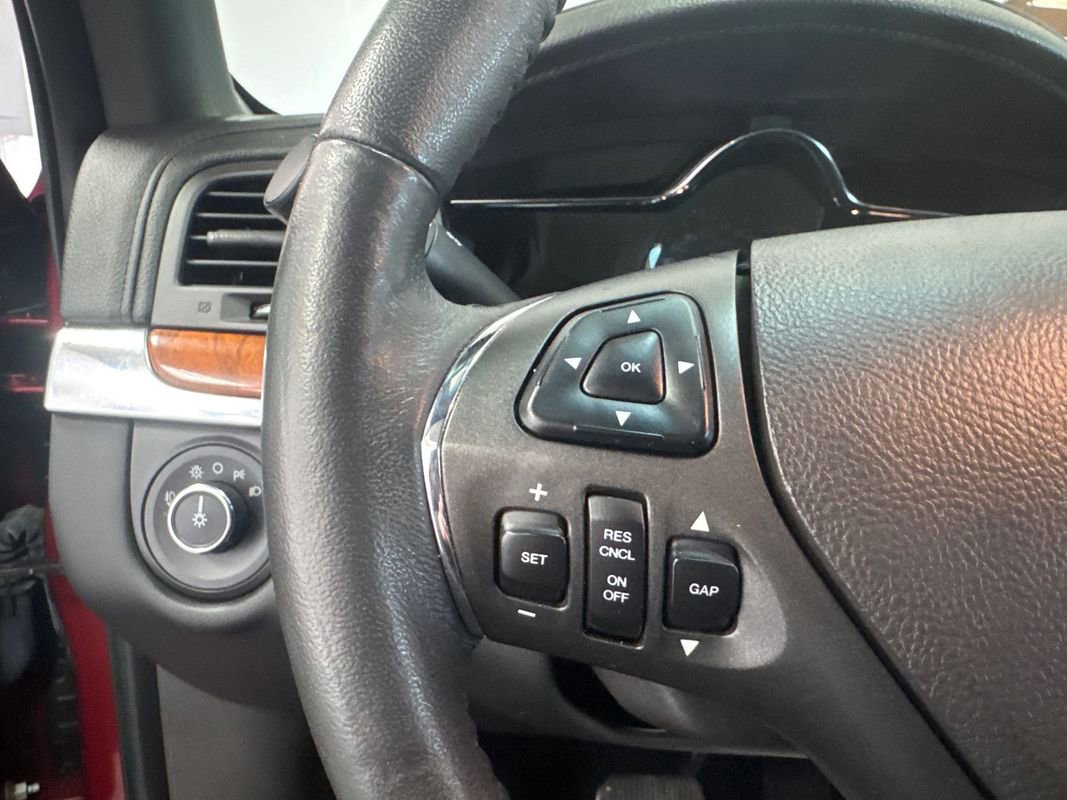 Used 2013 Lincoln MKS AWD image 12