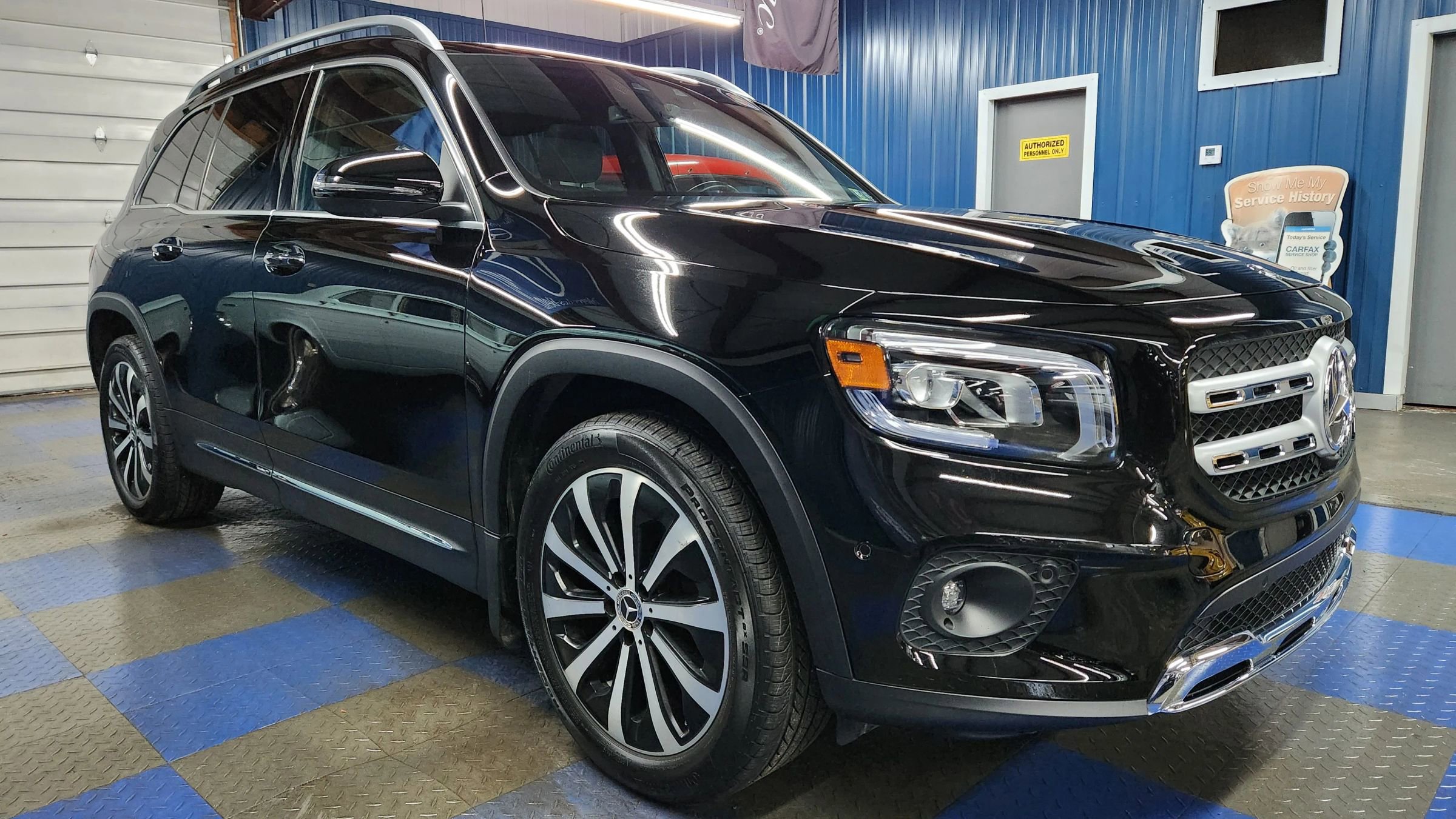 Used 2020 Mercedes-Benz GLB 250 4MATIC w/ Premium Package image 2