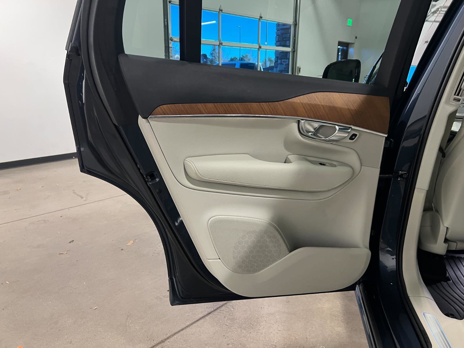 Used 2022 Volvo XC90 T8 Inscription Expression w/ Advanced Package image 32