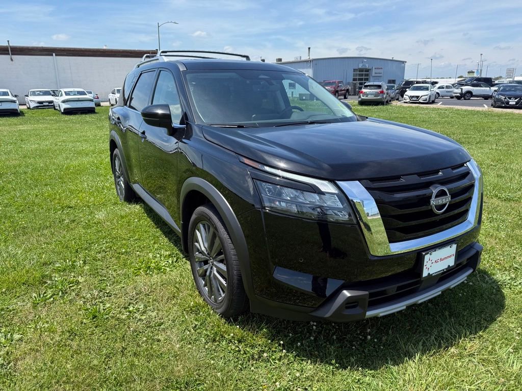 Certified 2025 Nissan Pathfinder SL w/ SL Premium Package AWD/4WD image 3