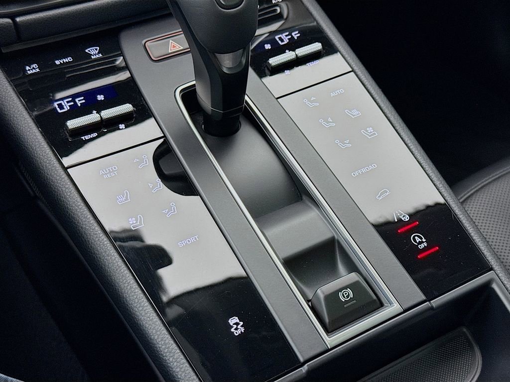 Certified 2025 Porsche Macan AWD/4WD image 22