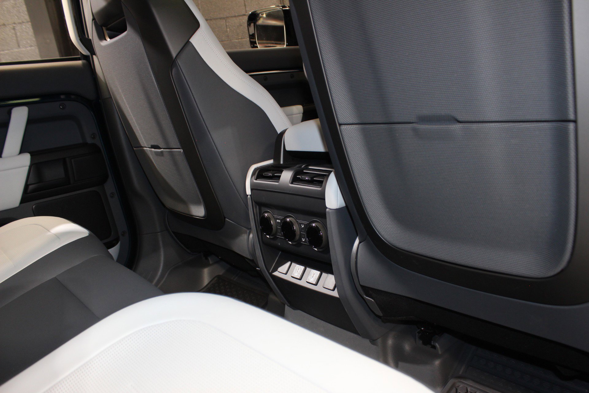 Used 2026 Land Rover Defender 110 image 54