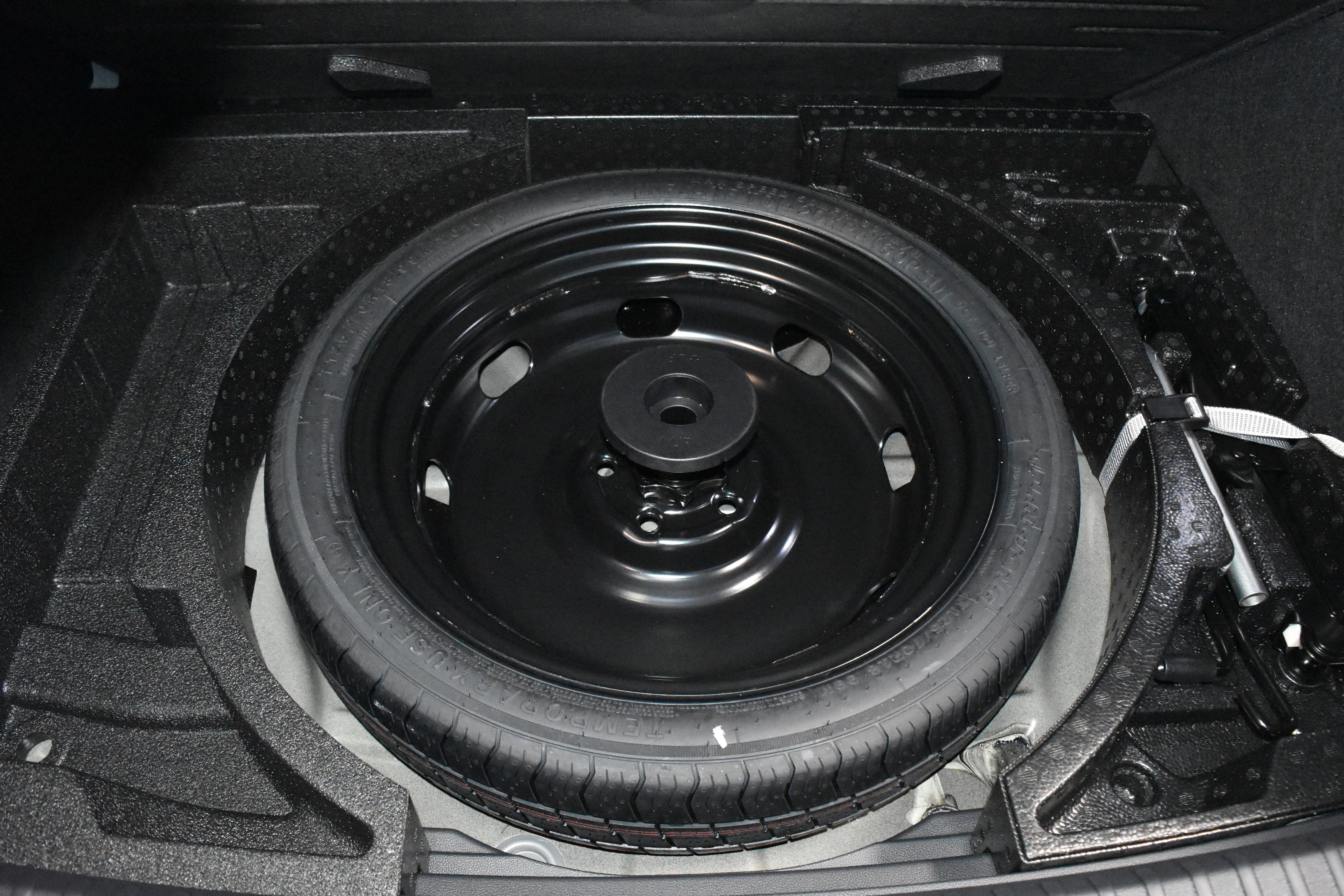 New 2025 Volkswagen Taos SE image 25