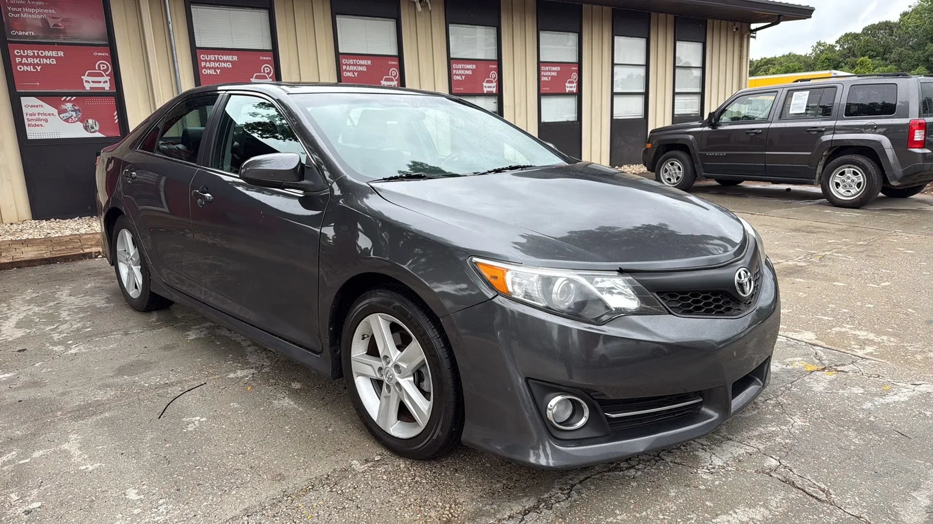 Used 2014 Toyota Camry SE w/ Moonroof Package FWD image 3