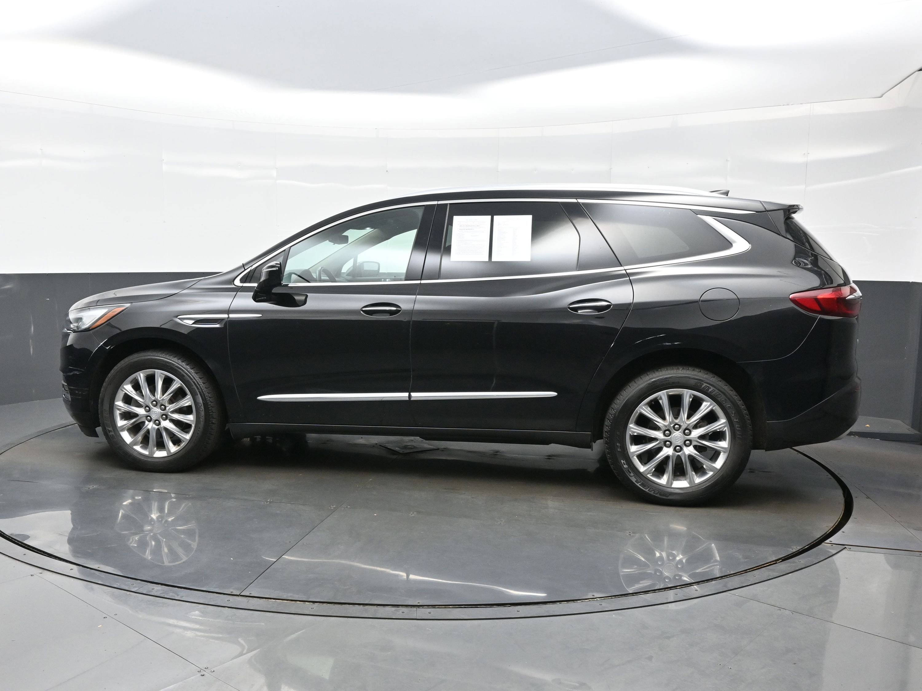 Used 2018 Buick Enclave Premium w/ Experience Buick Package image 3