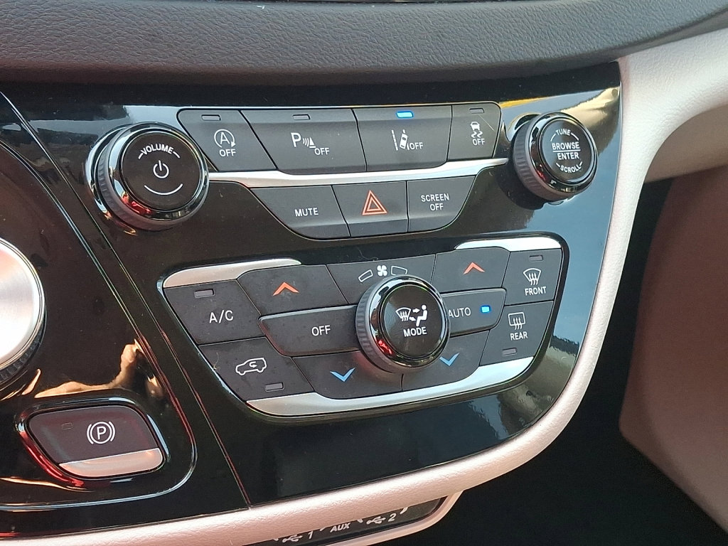 Used 2023 Chrysler Pacifica Touring-L image 27