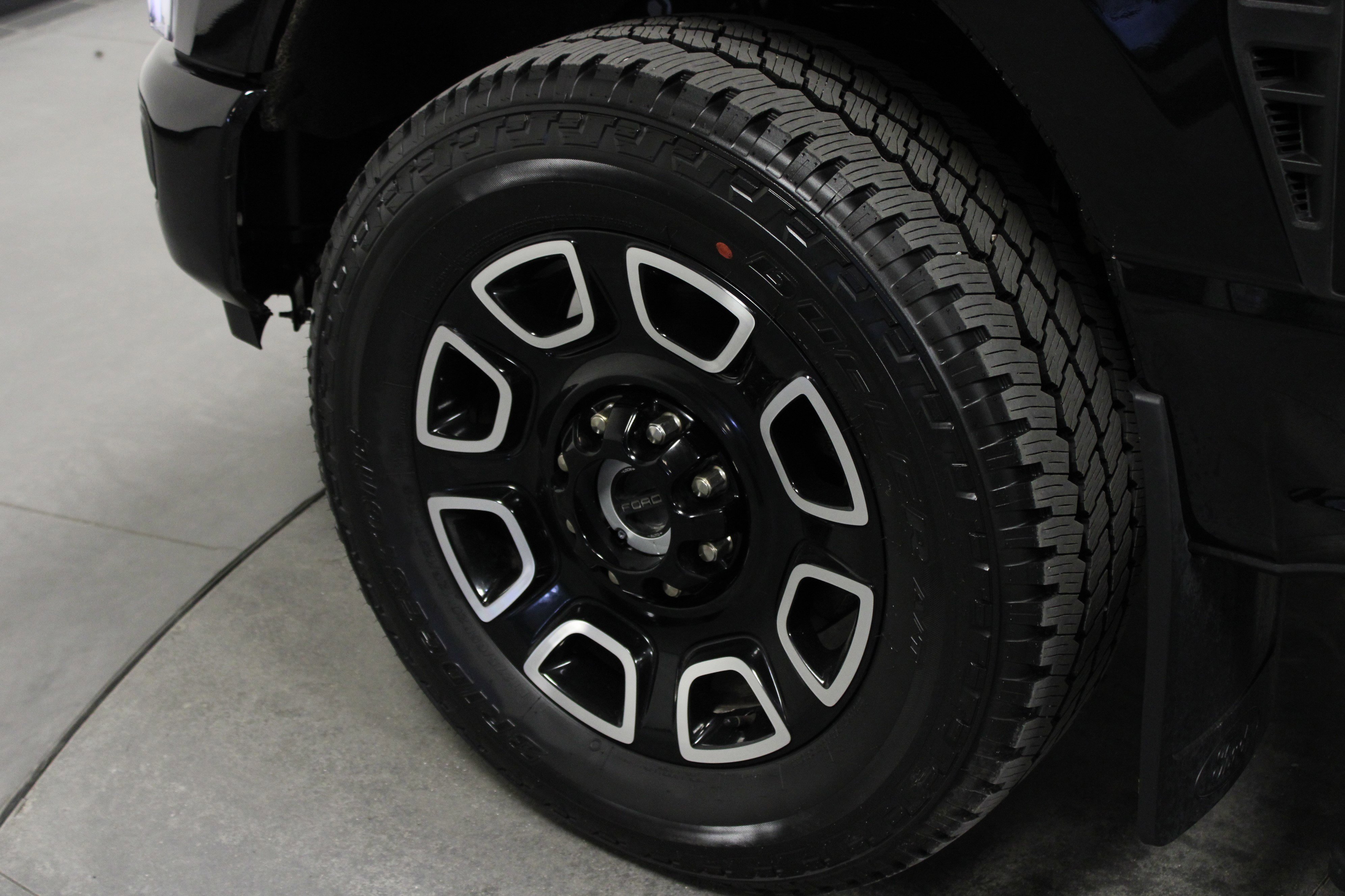 Used 2025 Ford F250 Platinum w/ FX4 Off-Road Package image 10