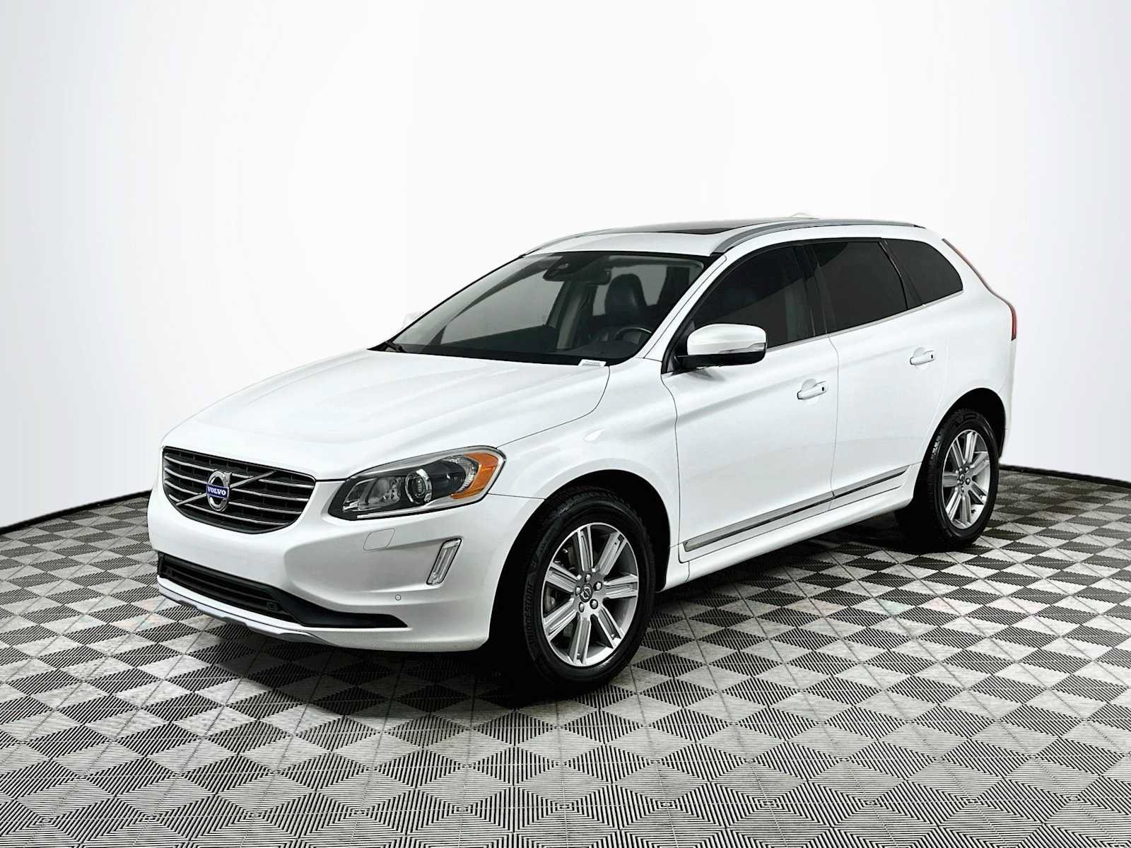 Used 2017 Volvo XC60 T5 Inscription w/ Preferred Option Package FWD image 3