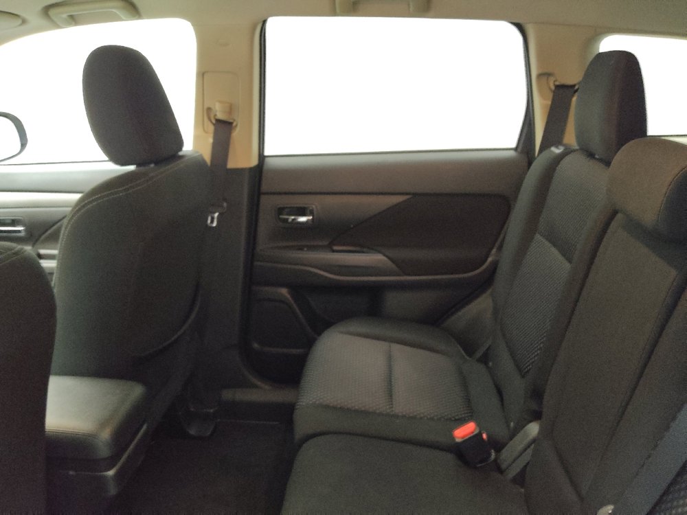 Used 2016 Mitsubishi Outlander SE image 18