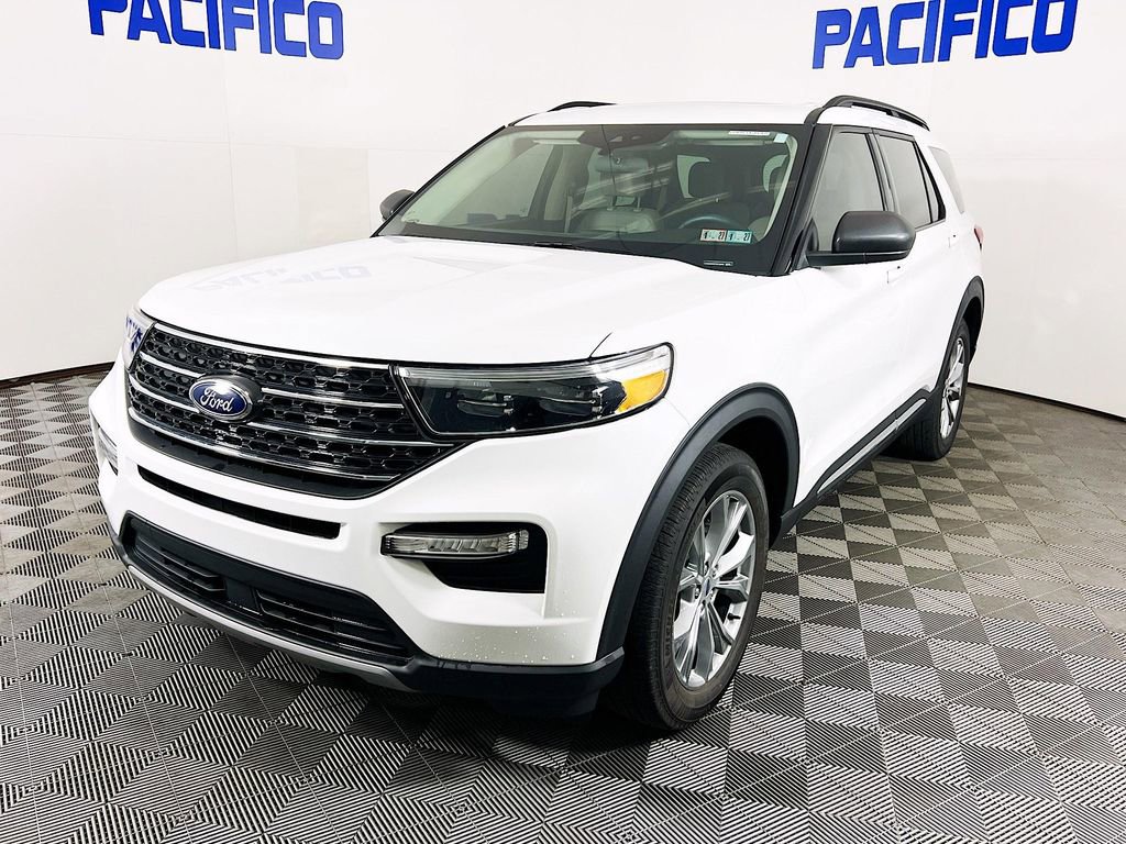 Certified 2023 Ford Explorer XLT w/ Equipment Group 202A AWD/4WD image 4