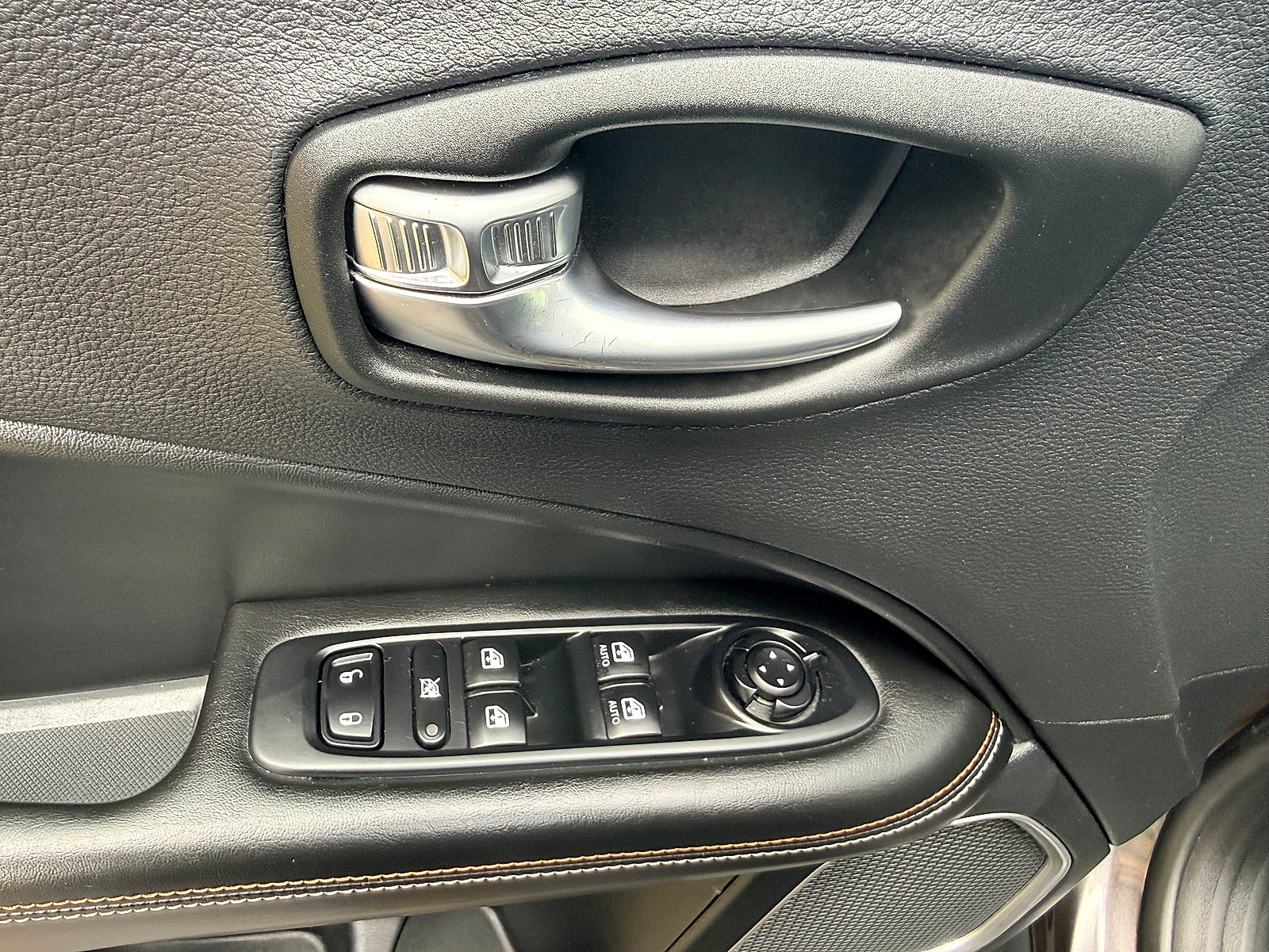 Used 2019 Jeep Compass Latitude w/ Cold Weather Group AWD/4WD image 17